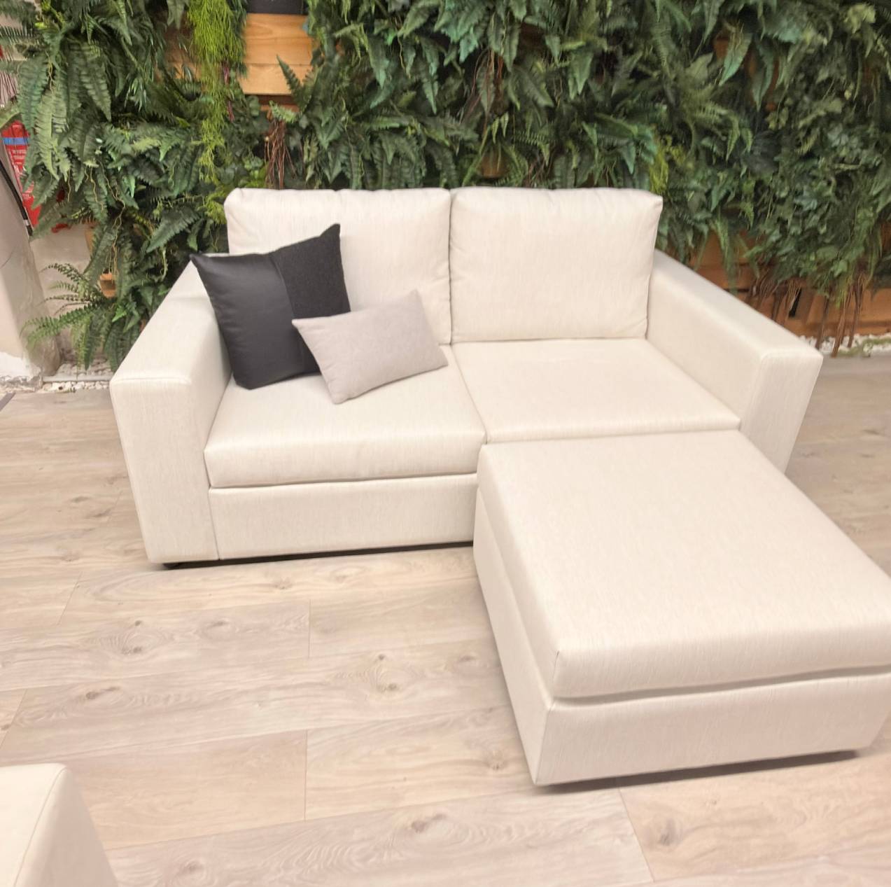 Sofá Beny Eco 2 Lugares + Pouf