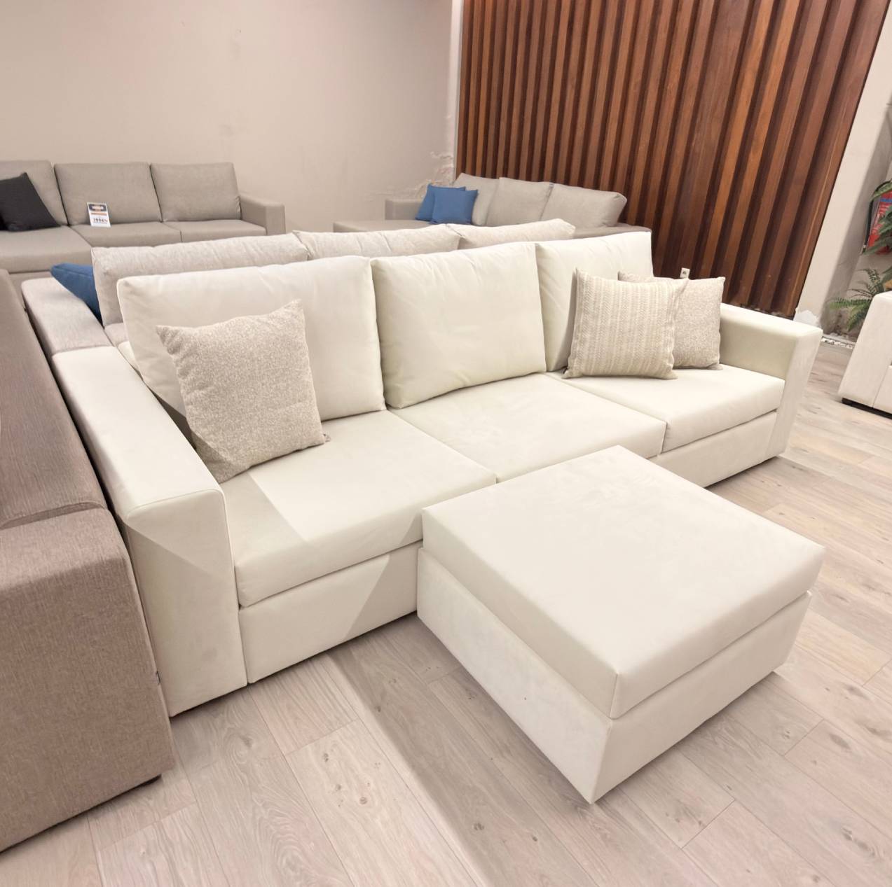 Sofá Beny Eco 3 Lugares + Pouf
